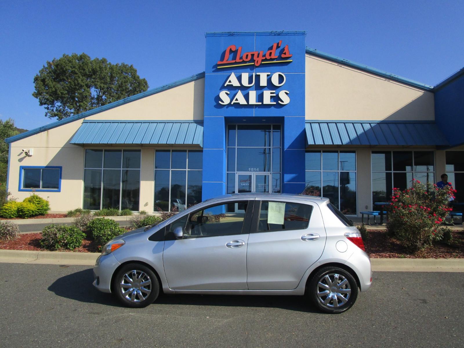 2014 SILVER Toyota Yaris LE 5-Door AT (JTDKTUD30ED) with an 1.5L L4 DOHC 16V engine, 4-Speed Automatic transmission, located at 1814 Albert Pike Road, Hot Springs, AR, 71913, (501) 623-1717, 34.494228, -93.094070 - Photo #0