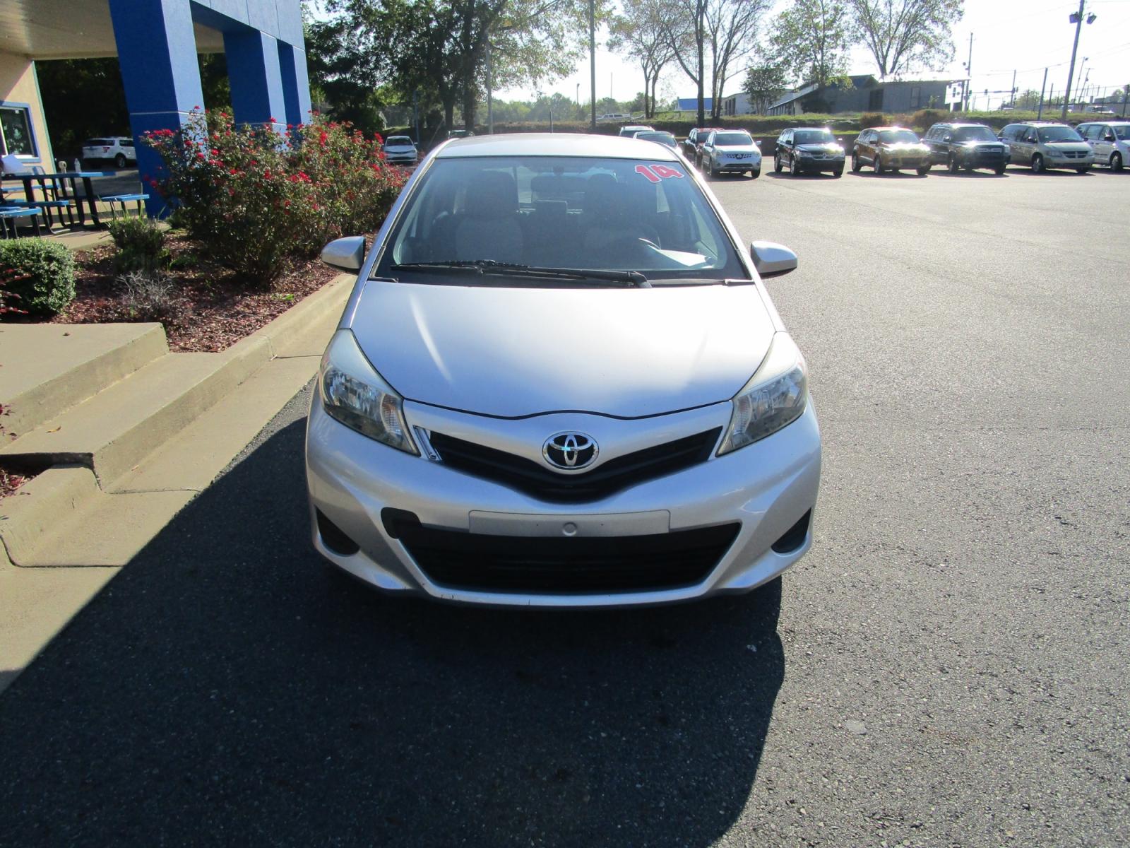 2014 SILVER Toyota Yaris LE 5-Door AT (JTDKTUD30ED) with an 1.5L L4 DOHC 16V engine, 4-Speed Automatic transmission, located at 1814 Albert Pike Road, Hot Springs, AR, 71913, (501) 623-1717, 34.494228, -93.094070 - Photo #1