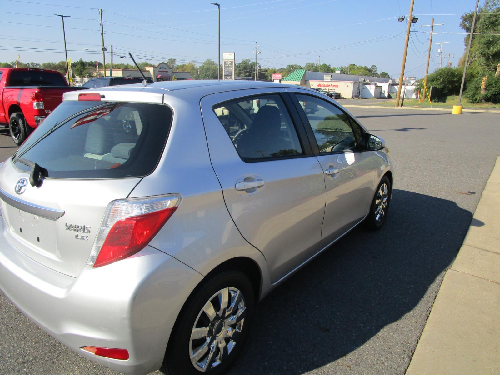2014 SILVER Toyota Yaris LE 5-Door AT (JTDKTUD30ED) with an 1.5L L4 DOHC 16V engine, 4-Speed Automatic transmission, located at 1814 Albert Pike Road, Hot Springs, AR, 71913, (501) 623-1717, 34.494228, -93.094070 - Photo #5
