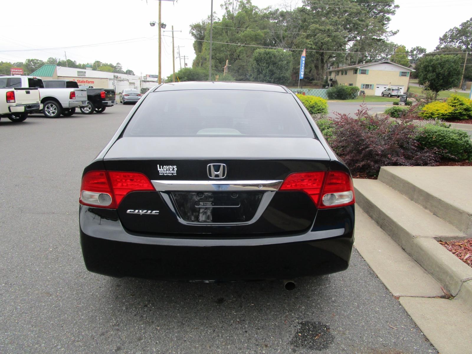 2009 BLACK Honda Civic LX Sedan 5-Speed AT (19XFA16509E) with an 1.8L L4 SOHC 16V engine, 5-Speed Automatic Overdrive transmission, located at 1814 Albert Pike Road, Hot Springs, AR, 71913, (501) 623-1717, 34.494228, -93.094070 - Photo #4