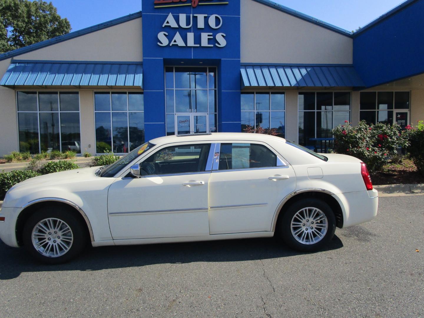 2008 CREAM /Gray/Leather Chrysler 300 Touring (2C3KA53G28H) with an 3.5L V6 DOHC 24V engine, 4-Speed Automatic Overdrive transmission, located at 1814 Albert Pike Road, Hot Springs, AR, 71913, (501) 623-1717, 34.494228, -93.094070 - Photo#0