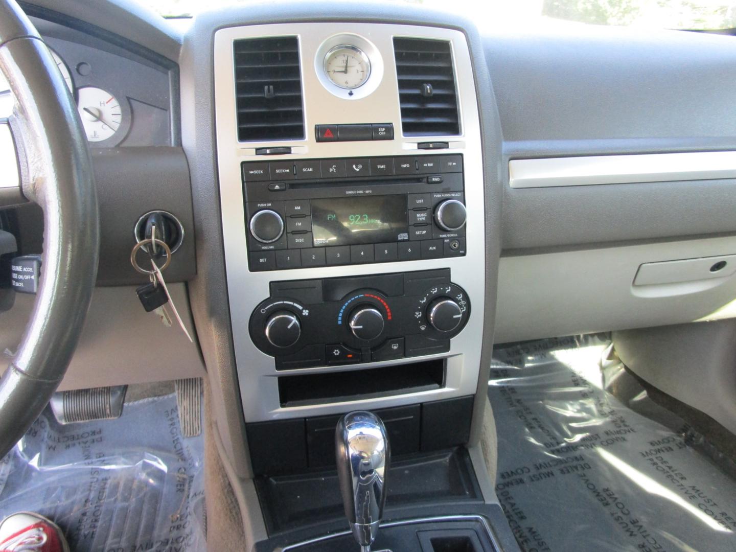 2008 CREAM /Gray/Leather Chrysler 300 Touring (2C3KA53G28H) with an 3.5L V6 DOHC 24V engine, 4-Speed Automatic Overdrive transmission, located at 1814 Albert Pike Road, Hot Springs, AR, 71913, (501) 623-1717, 34.494228, -93.094070 - Photo#3