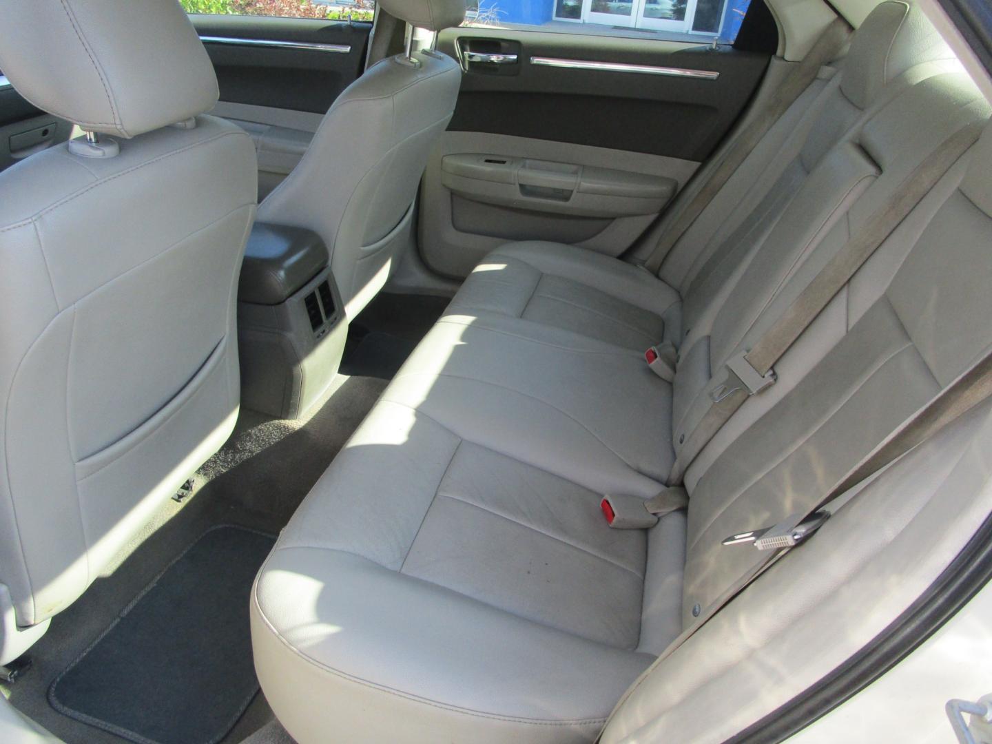 2008 CREAM /Gray/Leather Chrysler 300 Touring (2C3KA53G28H) with an 3.5L V6 DOHC 24V engine, 4-Speed Automatic Overdrive transmission, located at 1814 Albert Pike Road, Hot Springs, AR, 71913, (501) 623-1717, 34.494228, -93.094070 - Photo#5