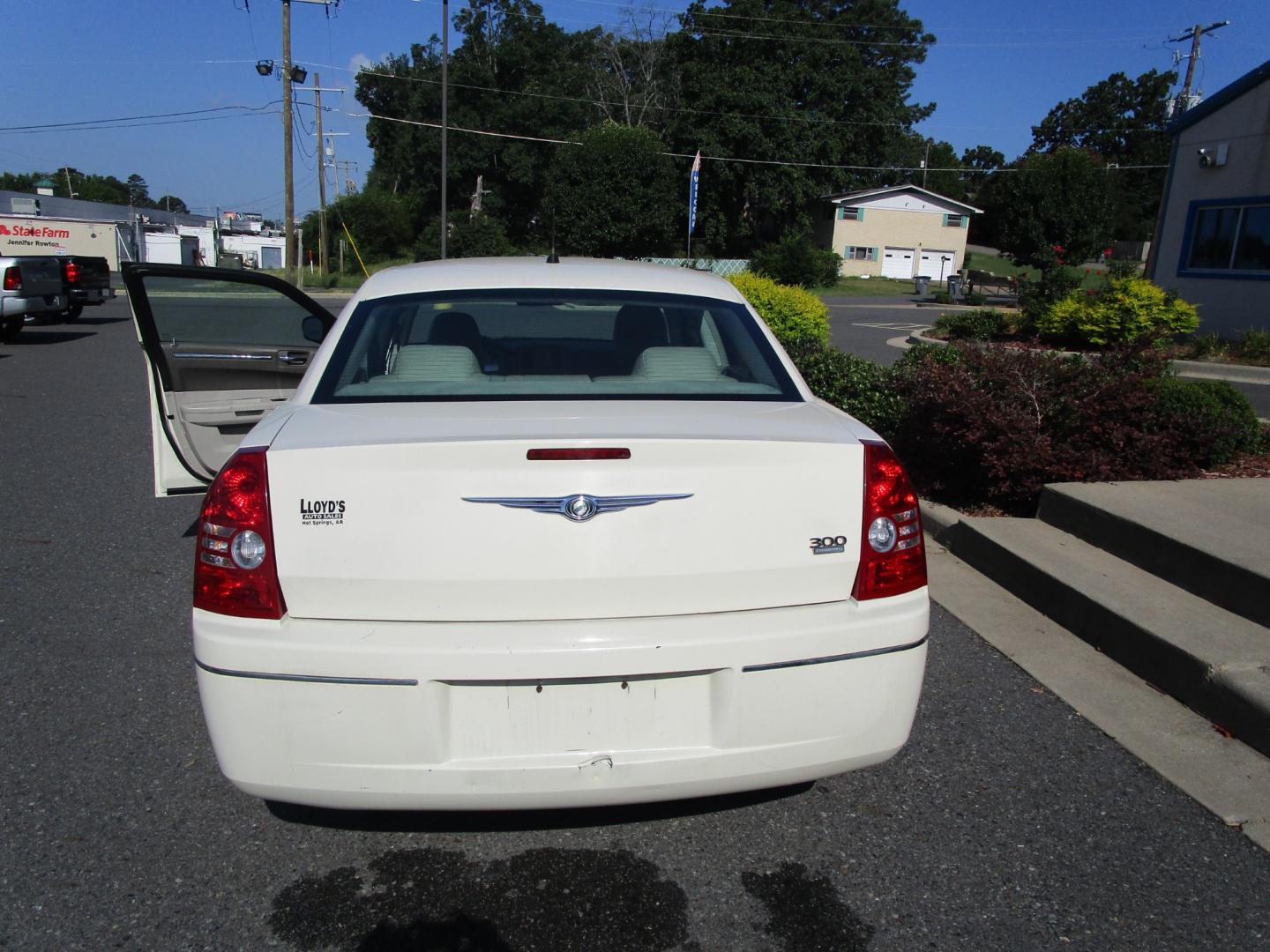 2008 CREAM /Gray/Leather Chrysler 300 Touring (2C3KA53G28H) with an 3.5L V6 DOHC 24V engine, 4-Speed Automatic Overdrive transmission, located at 1814 Albert Pike Road, Hot Springs, AR, 71913, (501) 623-1717, 34.494228, -93.094070 - Photo#6