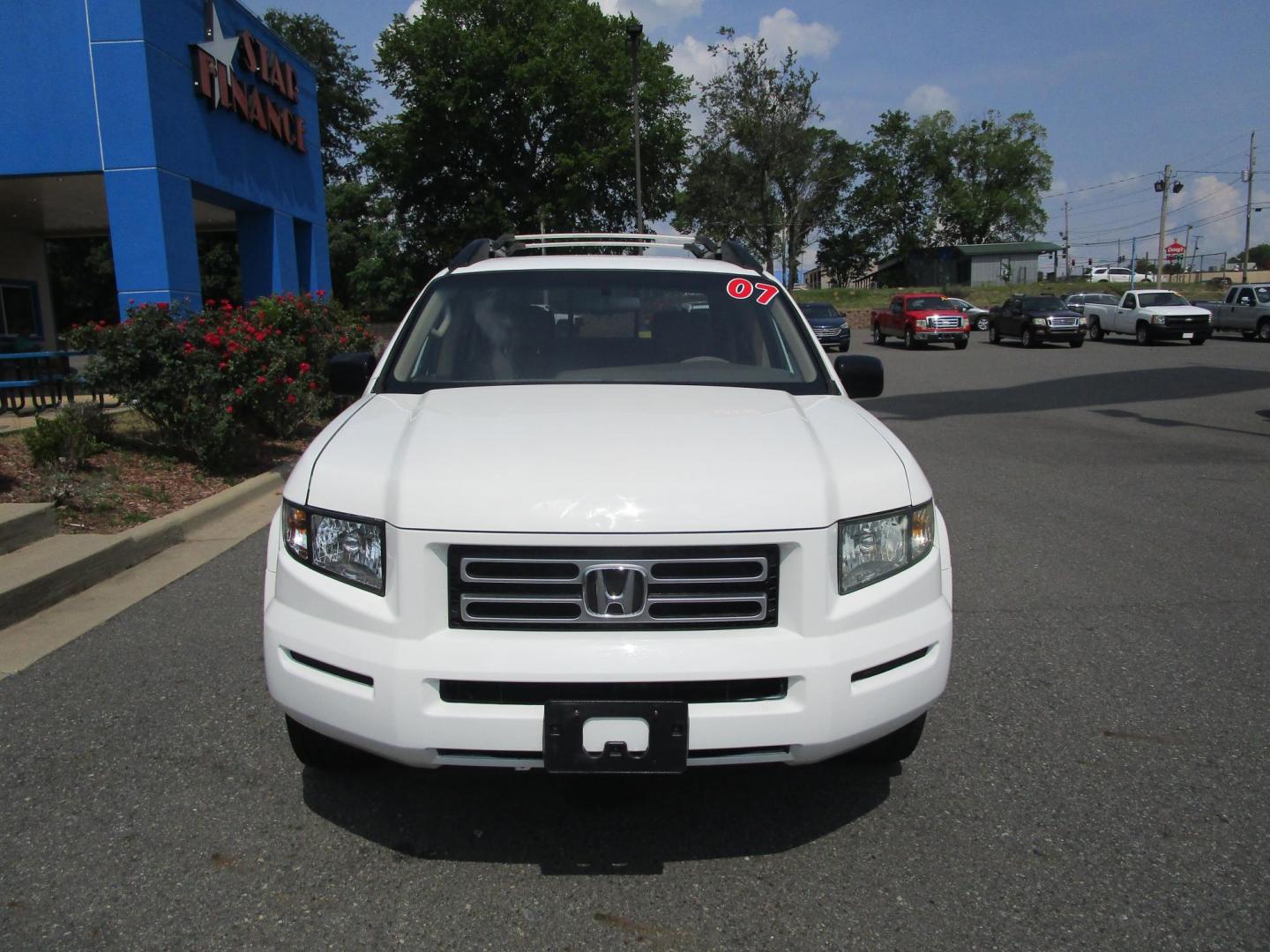 2007 WHITE Honda Ridgeline RT (2HJYK16207H) with an 3.5L V6 SOHC 24V engine, 5-Speed Automatic Overdrive transmission, located at 1814 Albert Pike Road, Hot Springs, AR, 71913, (501) 623-1717, 34.494228, -93.094070 - Photo#2