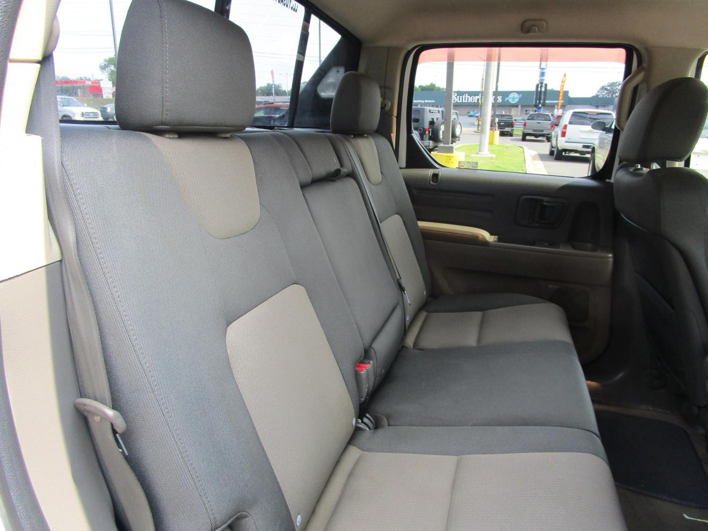 2007 WHITE Honda Ridgeline RT (2HJYK16207H) with an 3.5L V6 SOHC 24V engine, 5-Speed Automatic Overdrive transmission, located at 1814 Albert Pike Road, Hot Springs, AR, 71913, (501) 623-1717, 34.494228, -93.094070 - Photo#9