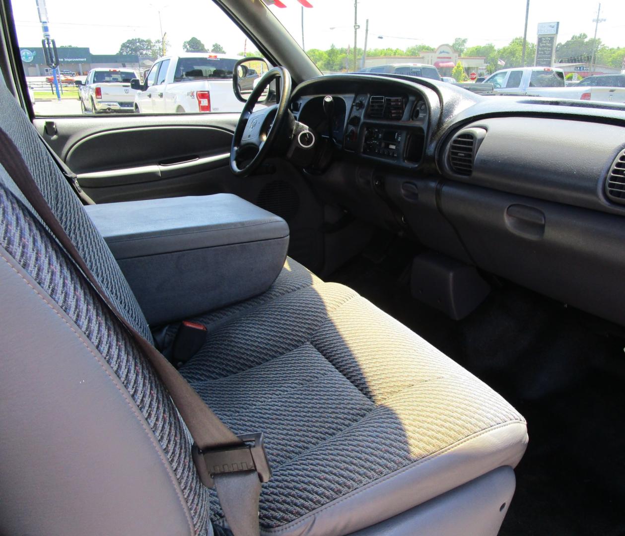 1999 WHITE /Gray / Cloth Dodge Ram 2500 Quad Cab Long Bed 2WD (1B7KC23Z8XJ) with an 5.9L V8 OHV 16V engine, located at 1814 Albert Pike Road, Hot Springs, AR, 71913, (501) 623-1717, 34.494228, -93.094070 - Photo#4