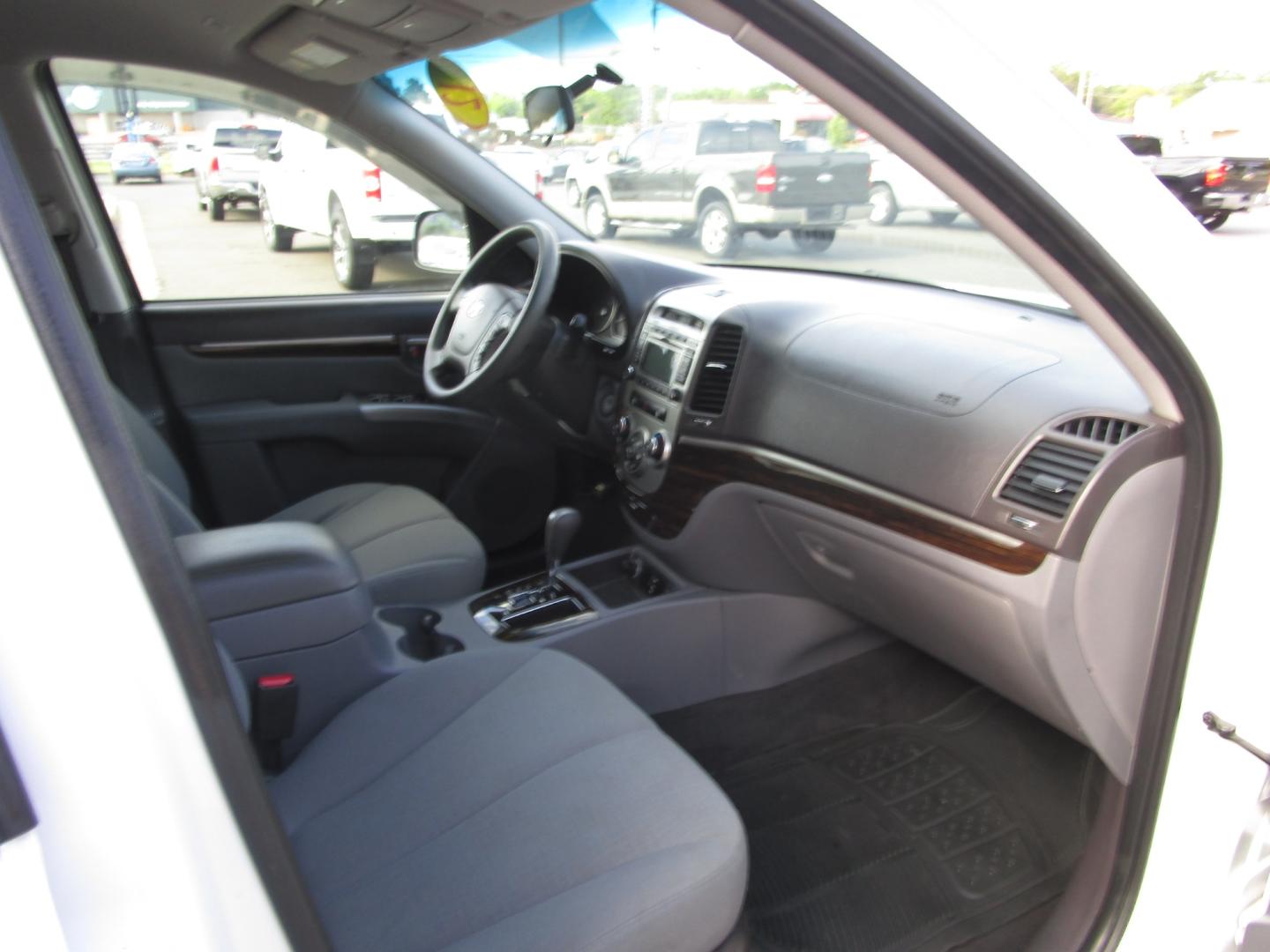 2012 WHITE /Gray / Cloth Hyundai Santa Fe GLS 2.4 FWD (5XYZG3AB3CG) with an 2.4L L4 DOHC 16V engine, 6-Speed Automatic transmission, located at 1814 Albert Pike Road, Hot Springs, AR, 71913, (501) 623-1717, 34.494228, -93.094070 - Photo#6