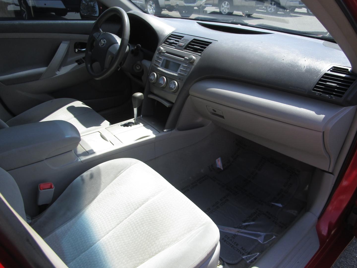 2011 MAROON /Tan / Cloth Toyota Camry SE (4T1BF3EK6BU) with an 2.5L L4 DOHC 16V engine, 6-Speed Automatic transmission, located at 1814 Albert Pike Road, Hot Springs, AR, 71913, (501) 623-1717, 34.494228, -93.094070 - Photo#5