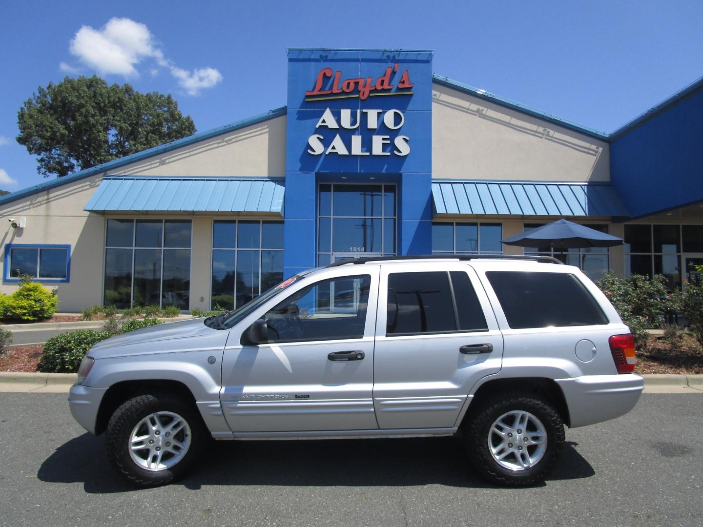 2004 SILVER /Black/Cloth Jeep Grand Cherokee Columbia Edition 4WD (1J4GW48SX4C) with an 4.0L L6 OHV 12V engine, located at 1814 Albert Pike Road, Hot Springs, AR, 71913, (501) 623-1717, 34.494228, -93.094070 - Photo#0