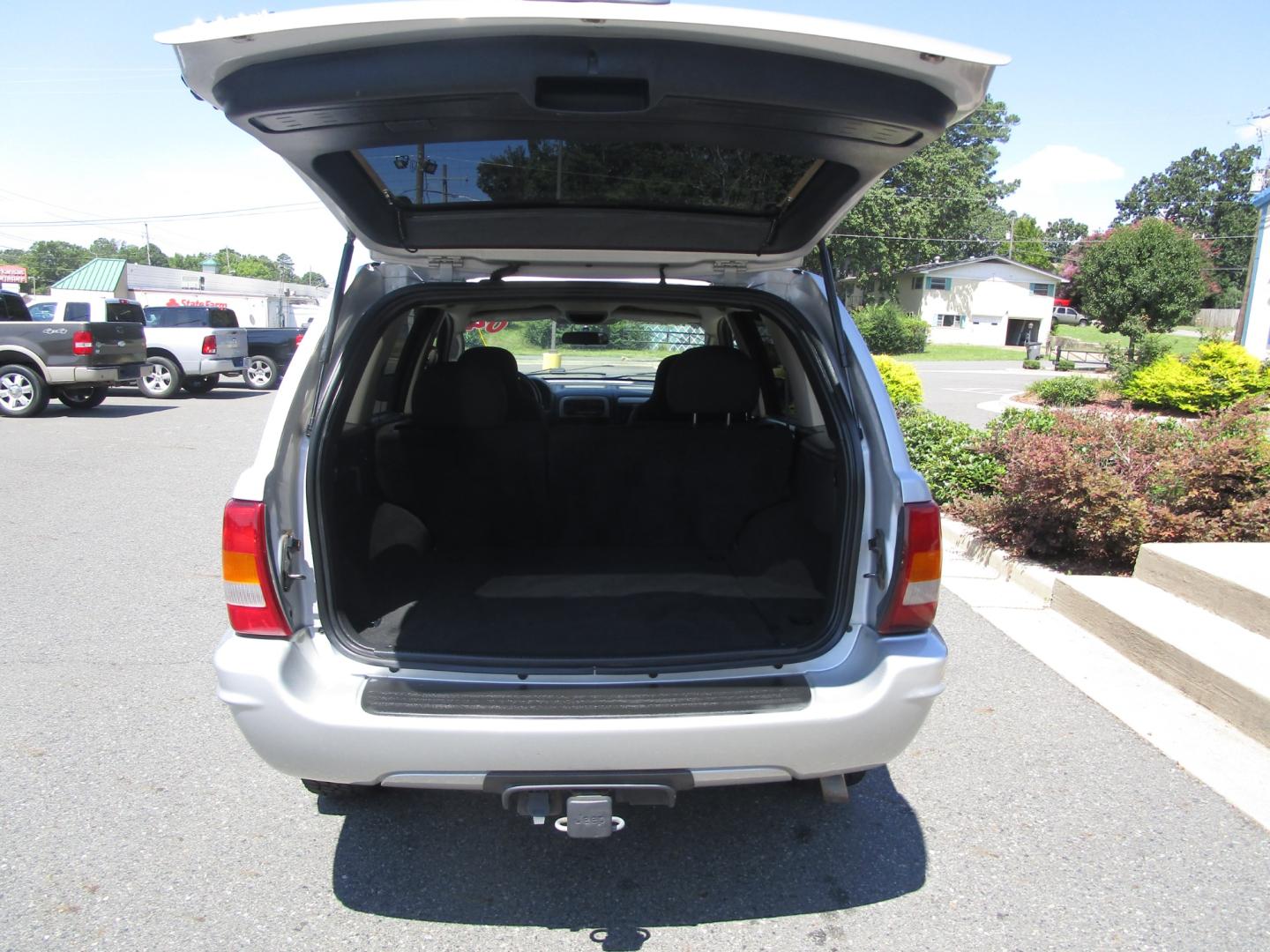 2004 SILVER /Black/Cloth Jeep Grand Cherokee Columbia Edition 4WD (1J4GW48SX4C) with an 4.0L L6 OHV 12V engine, located at 1814 Albert Pike Road, Hot Springs, AR, 71913, (501) 623-1717, 34.494228, -93.094070 - Photo#8