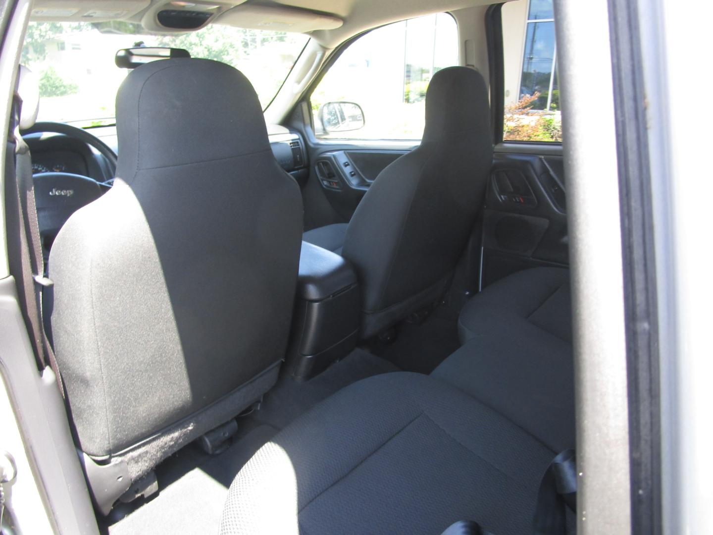 2004 SILVER /Black/Cloth Jeep Grand Cherokee Columbia Edition 4WD (1J4GW48SX4C) with an 4.0L L6 OHV 12V engine, located at 1814 Albert Pike Road, Hot Springs, AR, 71913, (501) 623-1717, 34.494228, -93.094070 - Photo#7