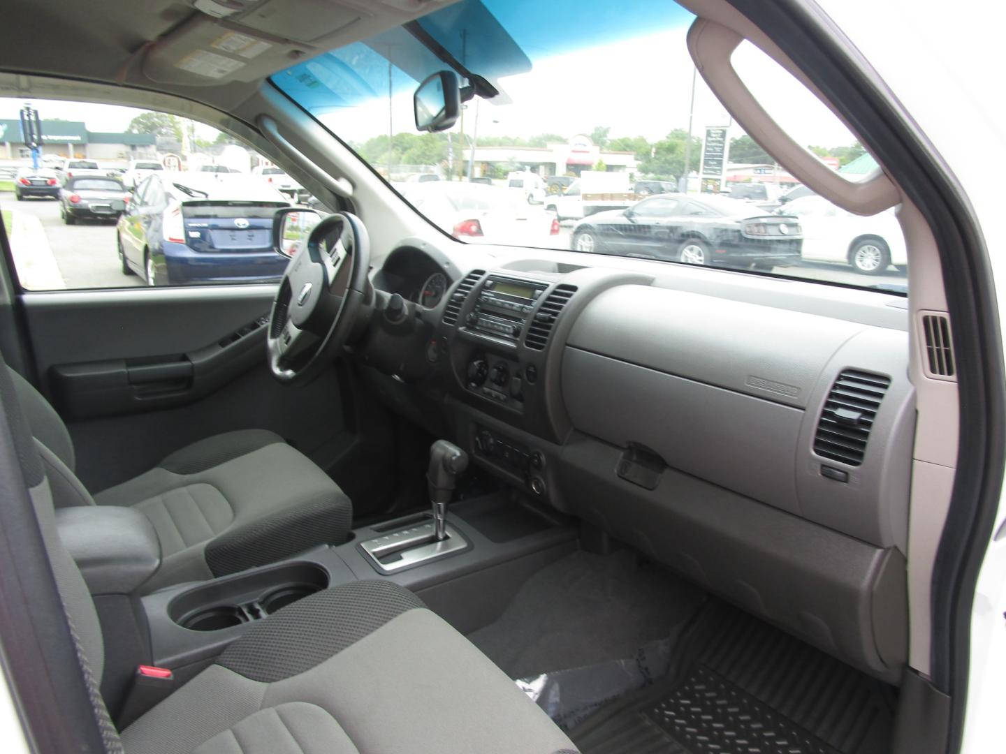 2007 WHITE /Black/Cloth Nissan Xterra OR 4WD (5N1AN08W17C) with an 4.0L V6 DOHC 24V engine, located at 1814 Albert Pike Road, Hot Springs, AR, 71913, (501) 623-1717, 34.494228, -93.094070 - Photo#5