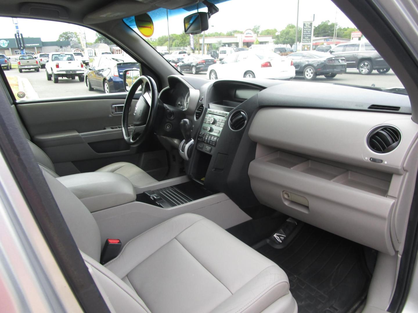2011 SILVER /GRAY LEATHER Honda Pilot EX-L 4WD 5-Spd AT (5FNYF4H53BB) with an 3.5L V6 SOHC 24V engine, 5-Speed Automatic transmission, located at 1814 Albert Pike Road, Hot Springs, AR, 71913, (501) 623-1717, 34.494228, -93.094070 - 2011 Honda Pilot EXL 4 Door SUV. 3.5L V6 F SOHC 24V Gasoline All Wheel Drive - Photo#5