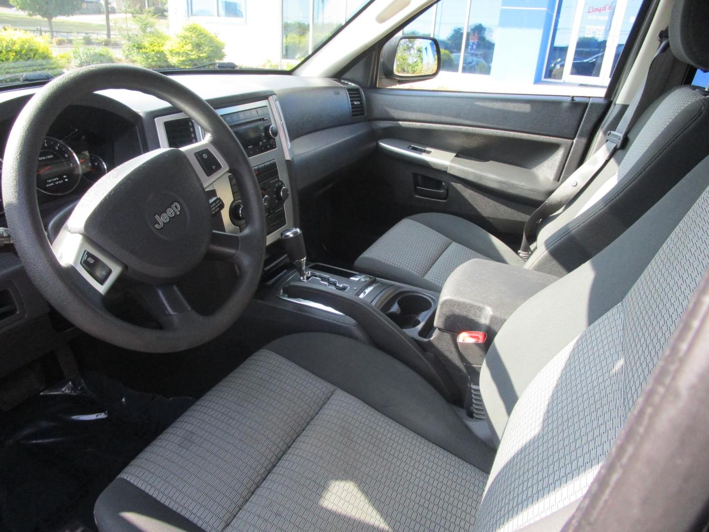 2008 BLACK Jeep Grand Cherokee Laredo 4WD (1J8HR48N18C) with an 4.7L V8 SOHC 16V engine, 5-Speed Automatic Overdrive transmission, located at 1814 Albert Pike Road, Hot Springs, AR, 71913, (501) 623-1717, 34.494228, -93.094070 - ONE OWNER!!! 2008 Jeep Grand Cherokee Laredo. 4 Door SUV 4.7L V8 F SOHC Gasoline Rear Wheel Drive 4X4 - Photo#4
