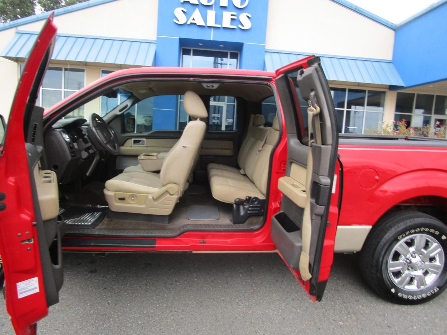 2009 RED /Tan / Cloth Ford F-150 Lariat SuperCab 5.5-ft. Bed 2WD (1FTRX12899K) , 4-Speed Automatic transmission, located at 1814 Albert Pike Road, Hot Springs, AR, 71913, (501) 623-1717, 34.494228, -93.094070 - 2009 Ford F-150 XLT 4 Door Extended Cab Pickup 4.6L V8 F SOHC 24V Gasoline Rear Wheel Drive - Photo#4