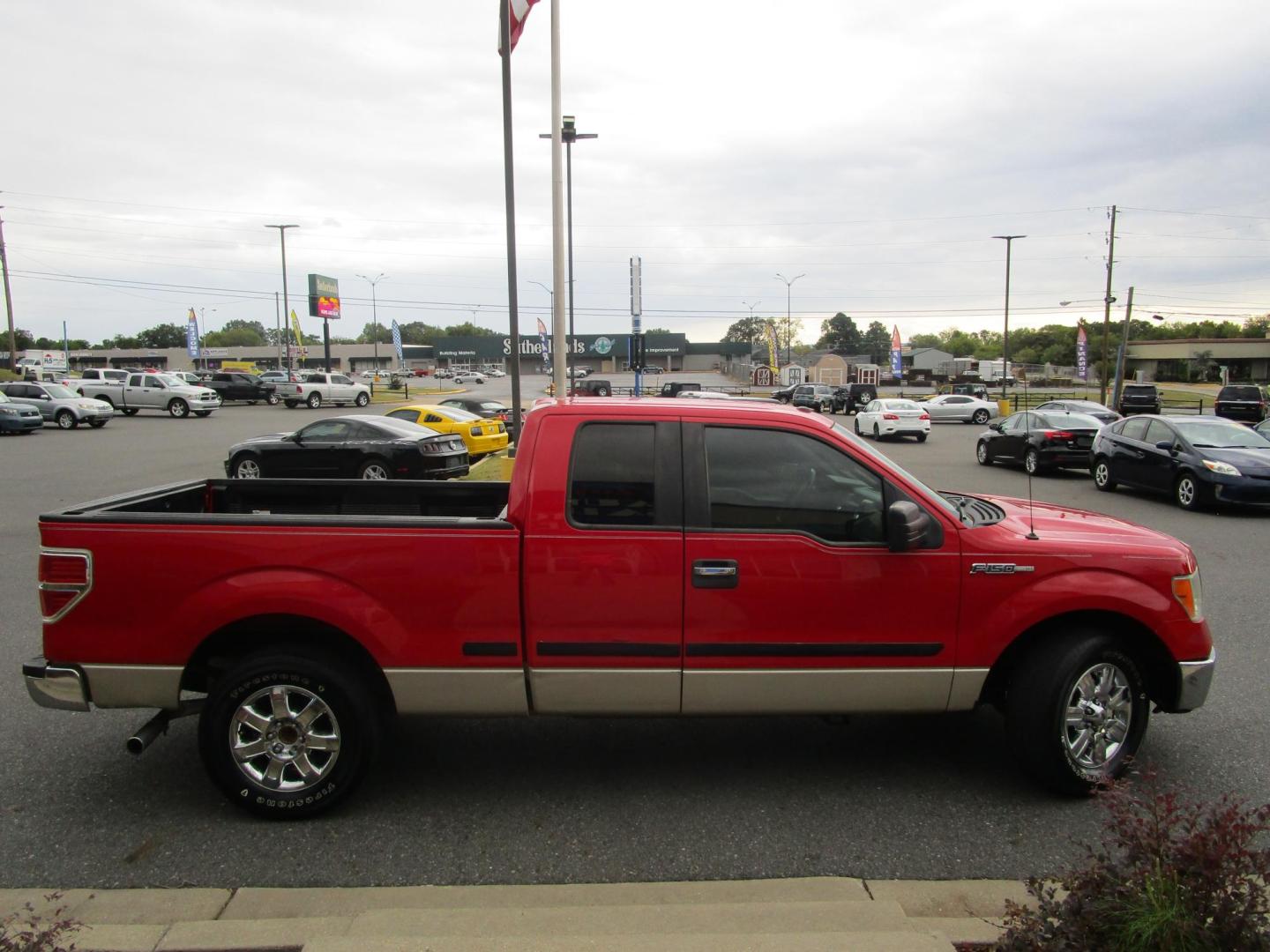 2009 RED /Tan / Cloth Ford F-150 Lariat SuperCab 5.5-ft. Bed 2WD (1FTRX12899K) , 4-Speed Automatic transmission, located at 1814 Albert Pike Road, Hot Springs, AR, 71913, (501) 623-1717, 34.494228, -93.094070 - 2009 Ford F-150 XLT 4 Door Extended Cab Pickup 4.6L V8 F SOHC 24V Gasoline Rear Wheel Drive - Photo#2