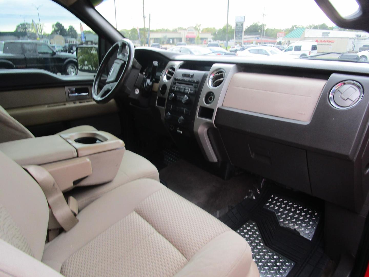 2009 RED /Tan / Cloth Ford F-150 Lariat SuperCab 5.5-ft. Bed 2WD (1FTRX12899K) , 4-Speed Automatic transmission, located at 1814 Albert Pike Road, Hot Springs, AR, 71913, (501) 623-1717, 34.494228, -93.094070 - 2009 Ford F-150 XLT 4 Door Extended Cab Pickup 4.6L V8 F SOHC 24V Gasoline Rear Wheel Drive - Photo#8