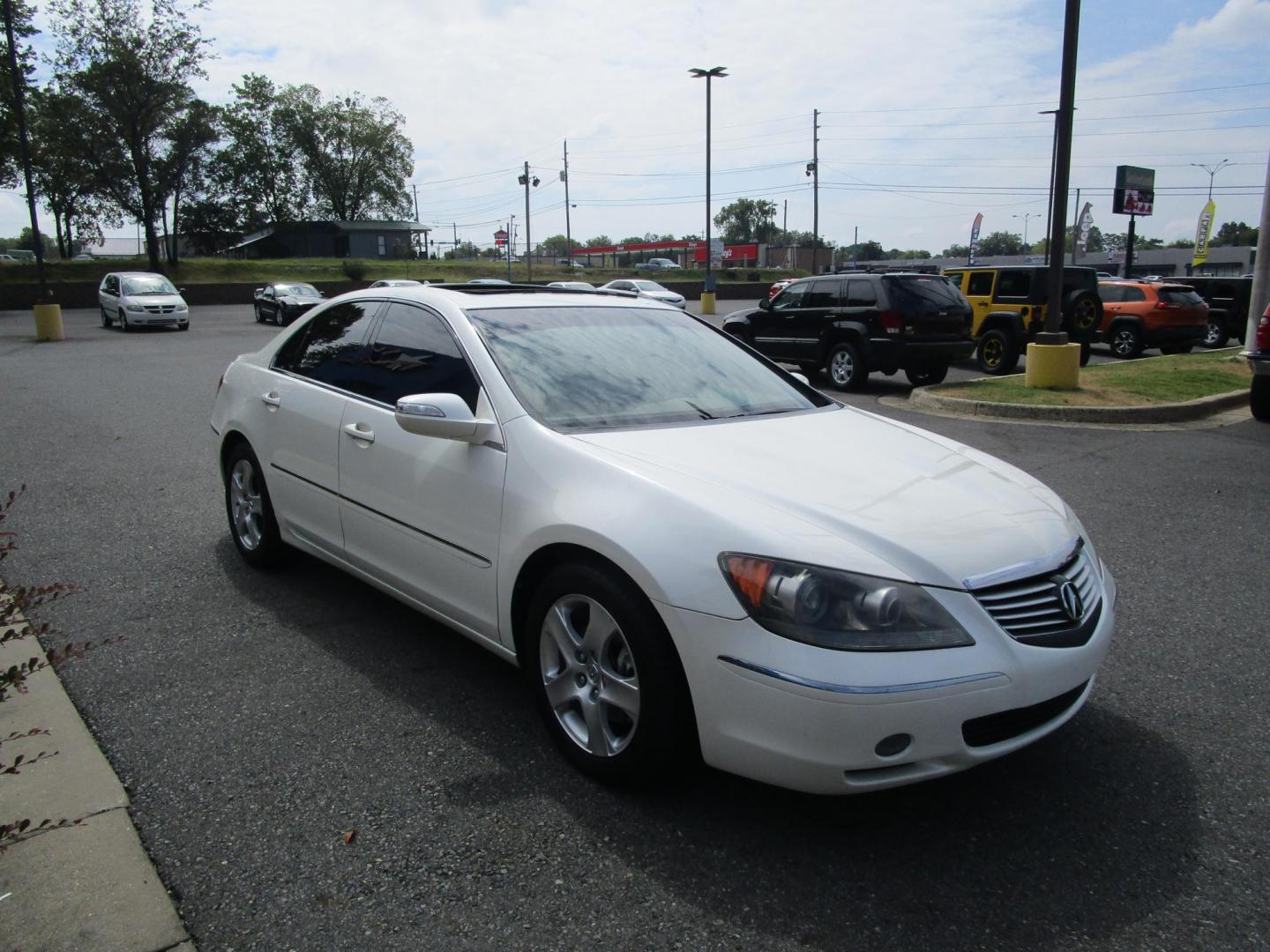2006 WHITE /Tan / Leather Acura RL Sedan (JH4KB16566C) with an 3.5L V6 SOHC 24V engine, 5-Speed Automatic Overdrive transmission, located at 1814 Albert Pike Road, Hot Springs, AR, 71913, (501) 623-1717, 34.494228, -93.094070 - Photo#3