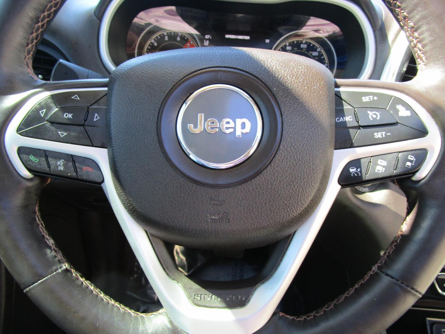 2017 WHITE /IVORY Jeep Cherokee Overland 4WD (1C4PJMJS6HW) with an 3.2L V6 DOHC 24V engine, 9A transmission, located at 1814 Albert Pike Road, Hot Springs, AR, 71913, (501) 623-1717, 34.494228, -93.094070 - CHECK OUT THIS BEAUTY! ONE OWNER! Exterior Features: 18 Inch Wheels. LED daytime running headlamps. LED tail lamps. Fog and Cornering lamps. Power liftgate. Exterior mirrors with heating element. Bright white clear coat exterior paint. Interior Features: Leather wrapped instrument panel, sh - Photo#4
