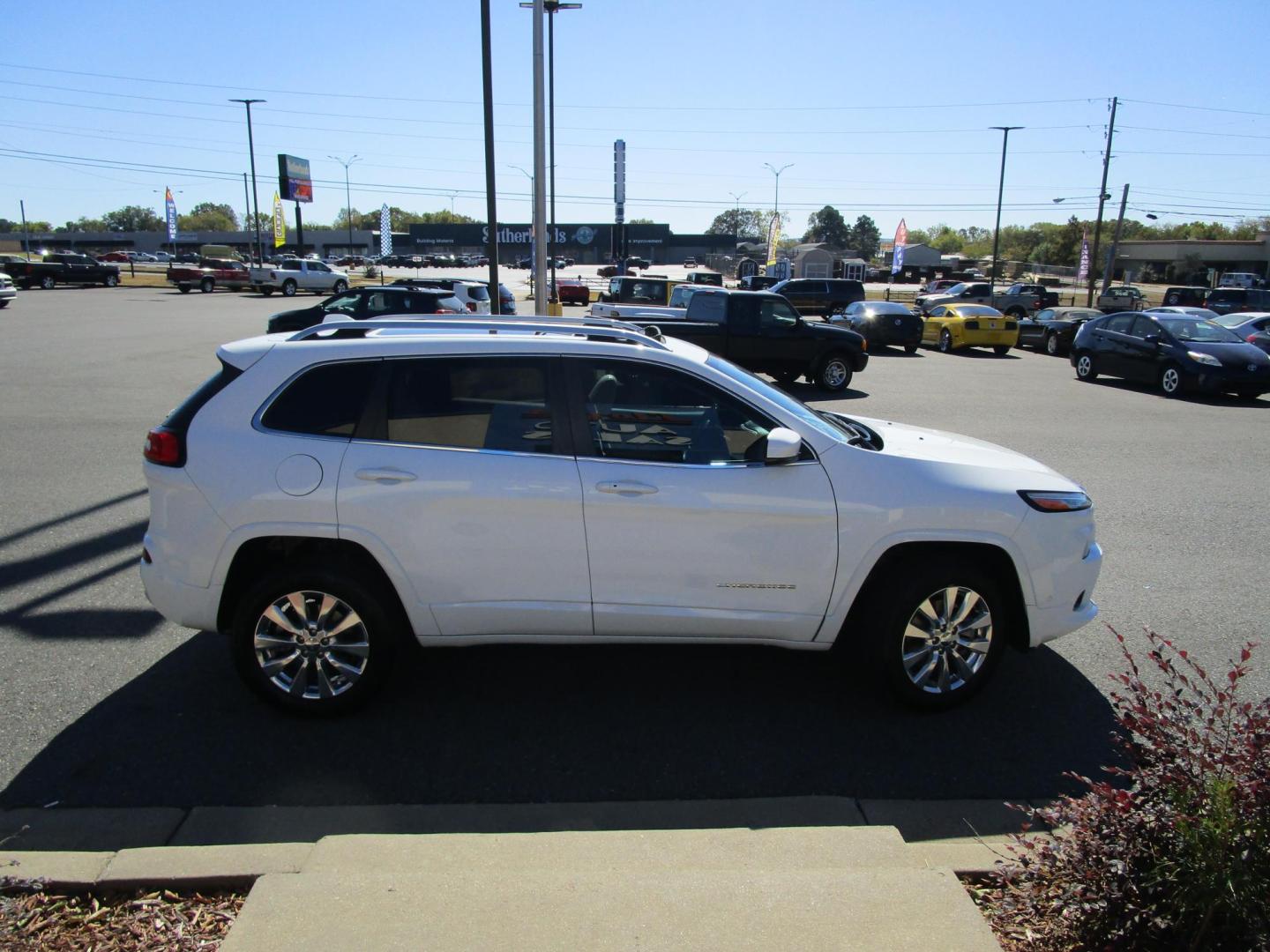 2017 WHITE /IVORY Jeep Cherokee Overland 4WD (1C4PJMJS6HW) with an 3.2L V6 DOHC 24V engine, 9A transmission, located at 1814 Albert Pike Road, Hot Springs, AR, 71913, (501) 623-1717, 34.494228, -93.094070 - CHECK OUT THIS BEAUTY! ONE OWNER! Exterior Features: 18 Inch Wheels. LED daytime running headlamps. LED tail lamps. Fog and Cornering lamps. Power liftgate. Exterior mirrors with heating element. Bright white clear coat exterior paint. Interior Features: Leather wrapped instrument panel, sh - Photo#2