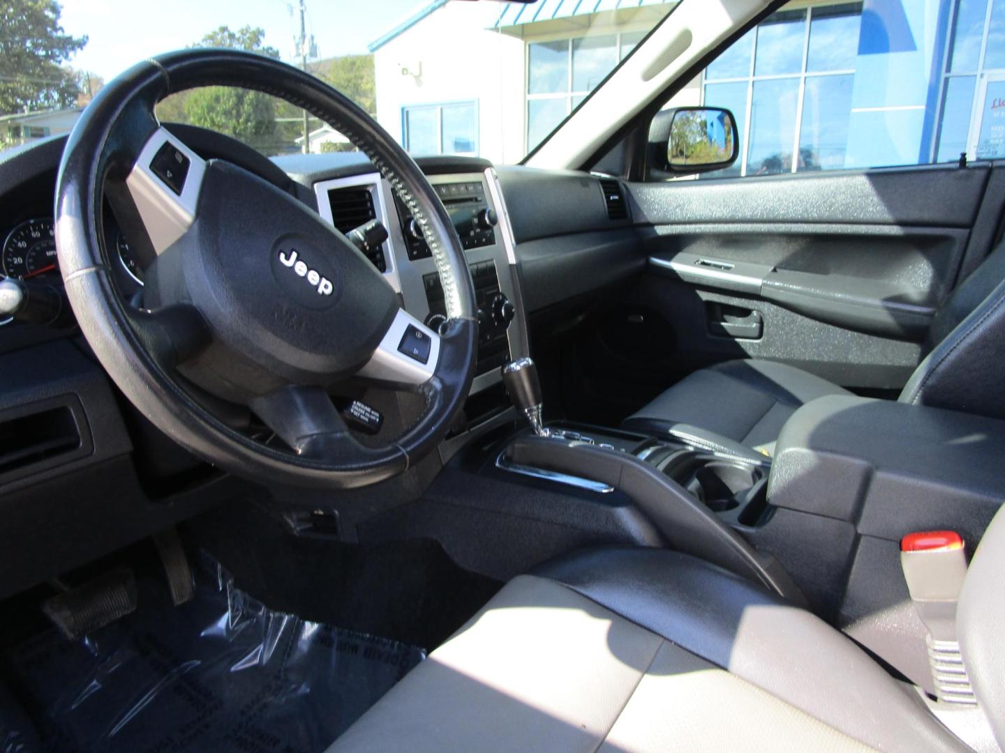 2008 Grey /BLACK Jeep Grand Cherokee Laredo 2WD (1J8HS48N28C) with an 4.7L V8 SOHC 16V engine, 5-Speed Automatic Overdrive transmission, located at 1814 Albert Pike Road, Hot Springs, AR, 71913, (501) 623-1717, 34.494228, -93.094070 - 2008 Jeep Grand Cherokee Laredo. 4 Door SUV. 4.7L V8 F SOHC Gasoline Rear Wheel Drive - Photo#4
