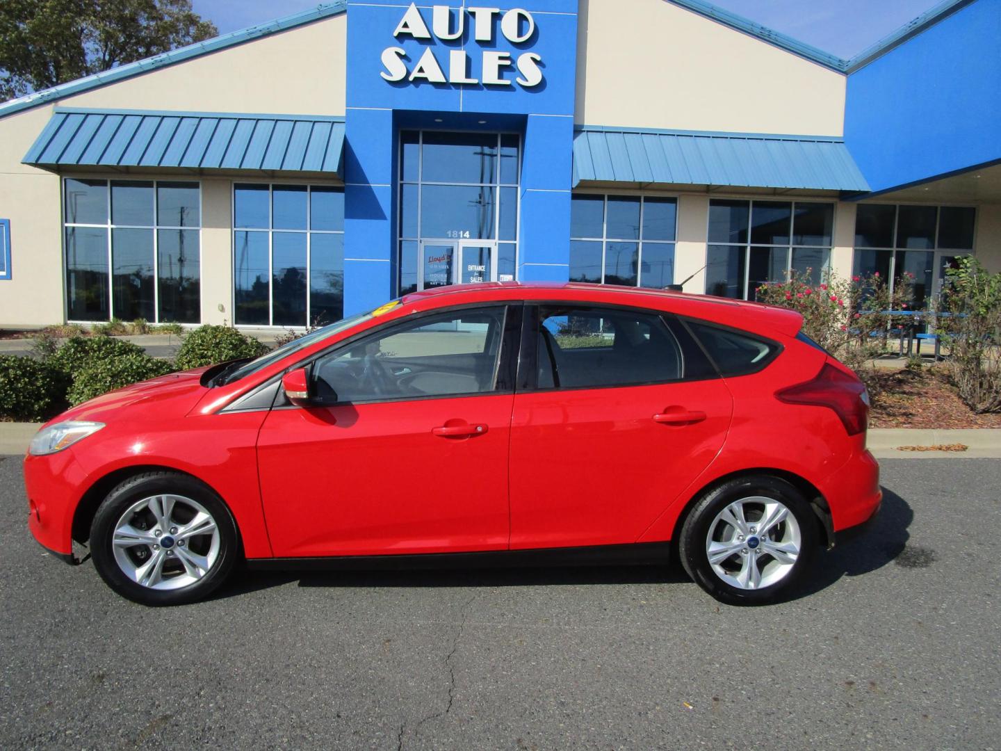 2014 RED /BLACK Ford Focus SE Hatch (1FADP3K25EL) with an 2.0L L4 DOHC 16V engine, 6-Speed Automatic transmission, located at 1814 Albert Pike Road, Hot Springs, AR, 71913, (501) 623-1717, 34.494228, -93.094070 - 2014 Ford Focus 5 door hatchback SE. 5 Passenger 2.0L I4 GDI Engine 6-Speed Automatic Transmission Exterior Features: Auto Halogen Headlamps. Easy Fuel Capless Filler. Manual Fold/Power Integrated Spotter Mirrors. Rear Spoiler. Rear Wiper. Interior Features: Bucket Seats. A/C. Center Console - Photo#0