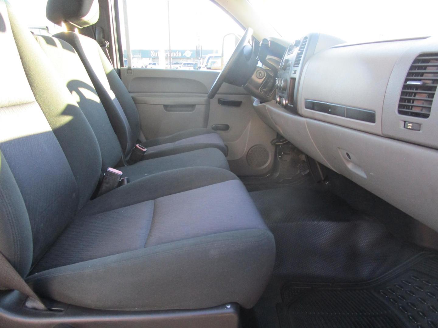 2012 WHITE /Black/Cloth Chevrolet Silverado 2500HD Work Truck Long Box 2WD (1GB0CVCGXCF) with an 6.0L V8 OHV 16V FFV engine, 6-Speed Automatic transmission, located at 1814 Albert Pike Road, Hot Springs, AR, 71913, (501) 623-1717, 34.494228, -93.094070 - Photo#5