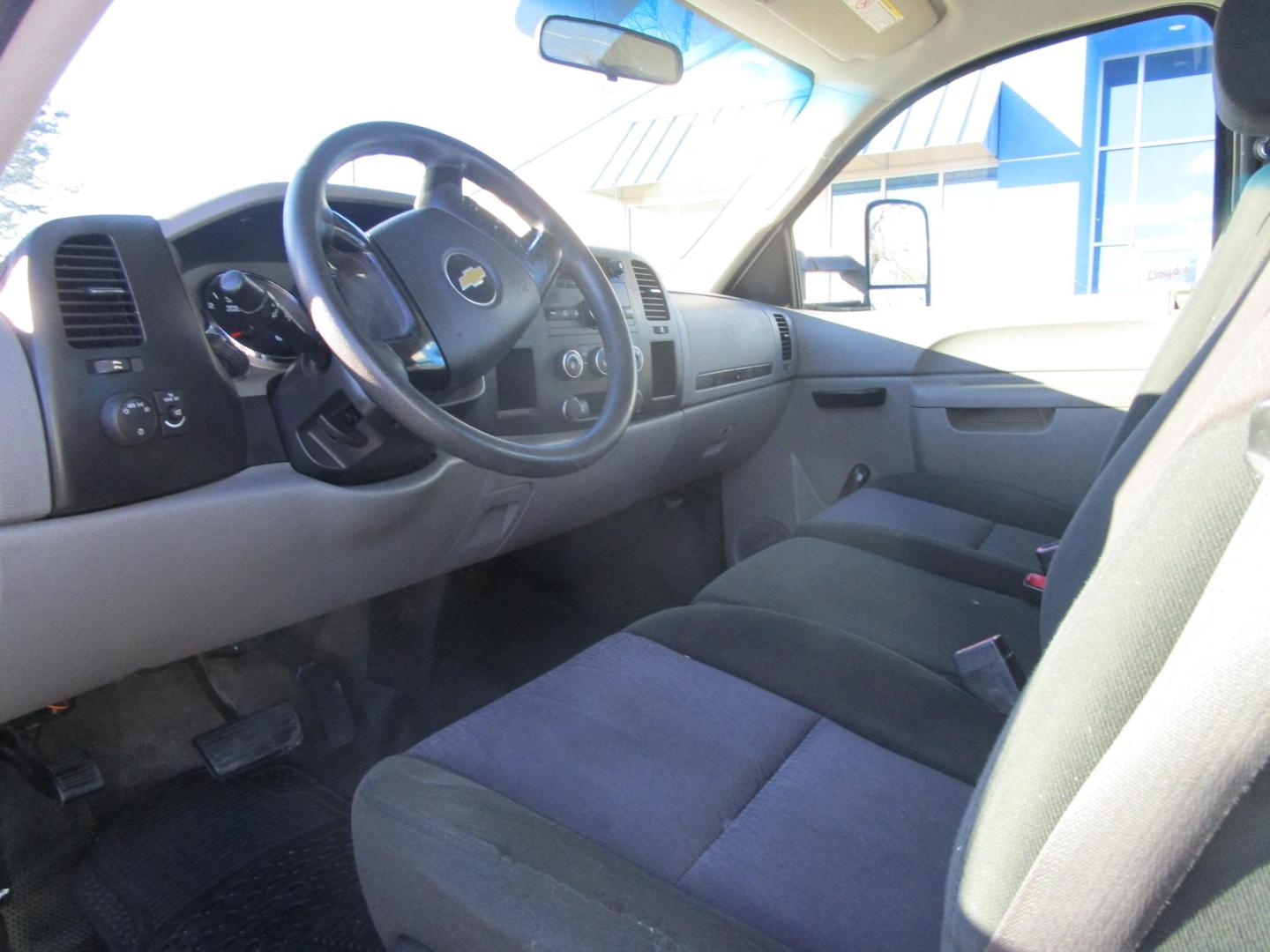2012 WHITE /Black/Cloth Chevrolet Silverado 2500HD Work Truck Long Box 2WD (1GB0CVCGXCF) with an 6.0L V8 OHV 16V FFV engine, 6-Speed Automatic transmission, located at 1814 Albert Pike Road, Hot Springs, AR, 71913, (501) 623-1717, 34.494228, -93.094070 - Photo#4