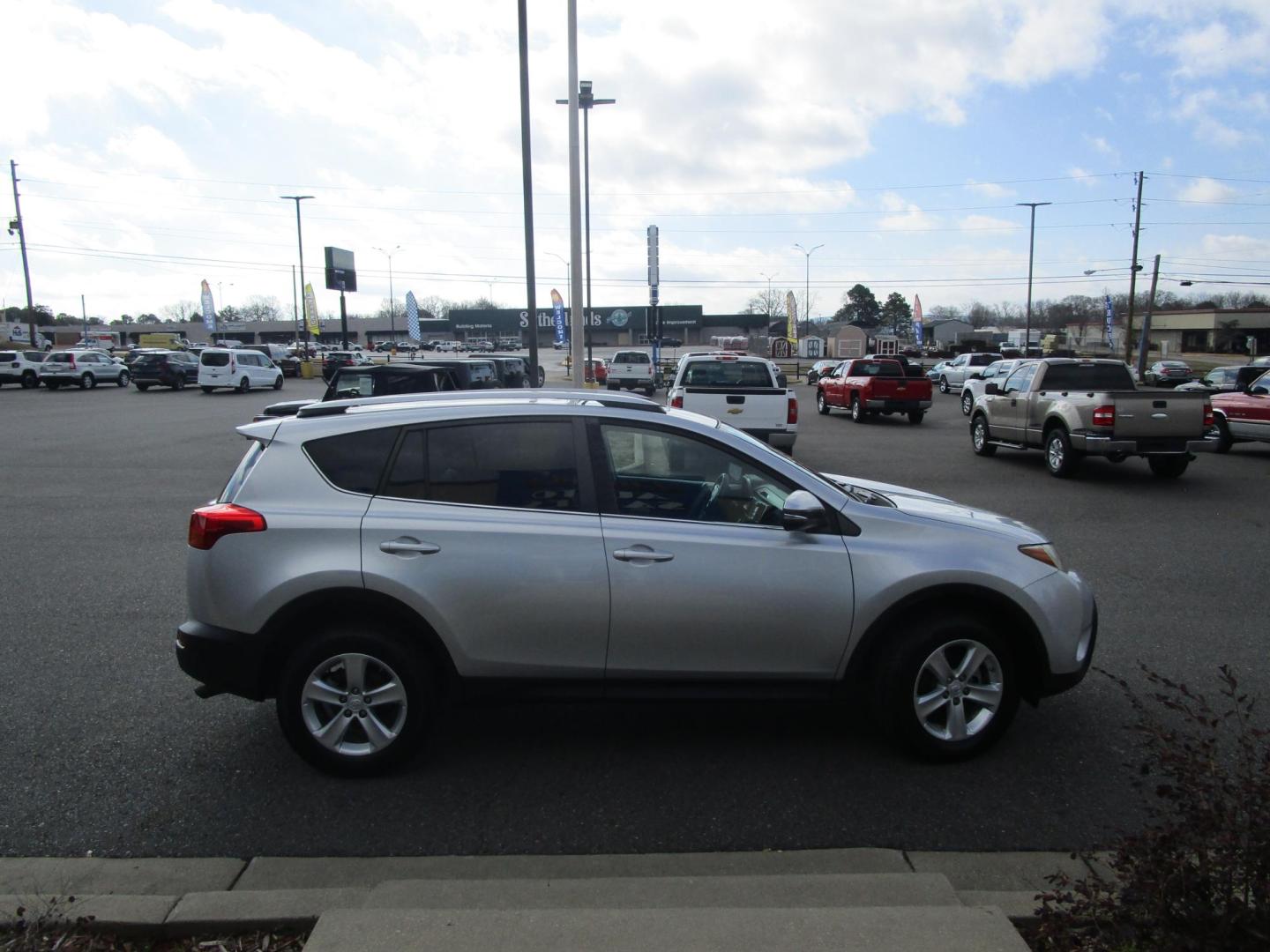 2013 SILVER /BLACK Toyota RAV4 XLE FWD (2T3WFREV9DW) with an 2.5L L4 DOHC 16V engine, 6-Speed Automatic transmission, located at 1814 Albert Pike Road, Hot Springs, AR, 71913, (501) 623-1717, 34.494228, -93.094070 - Photo#2