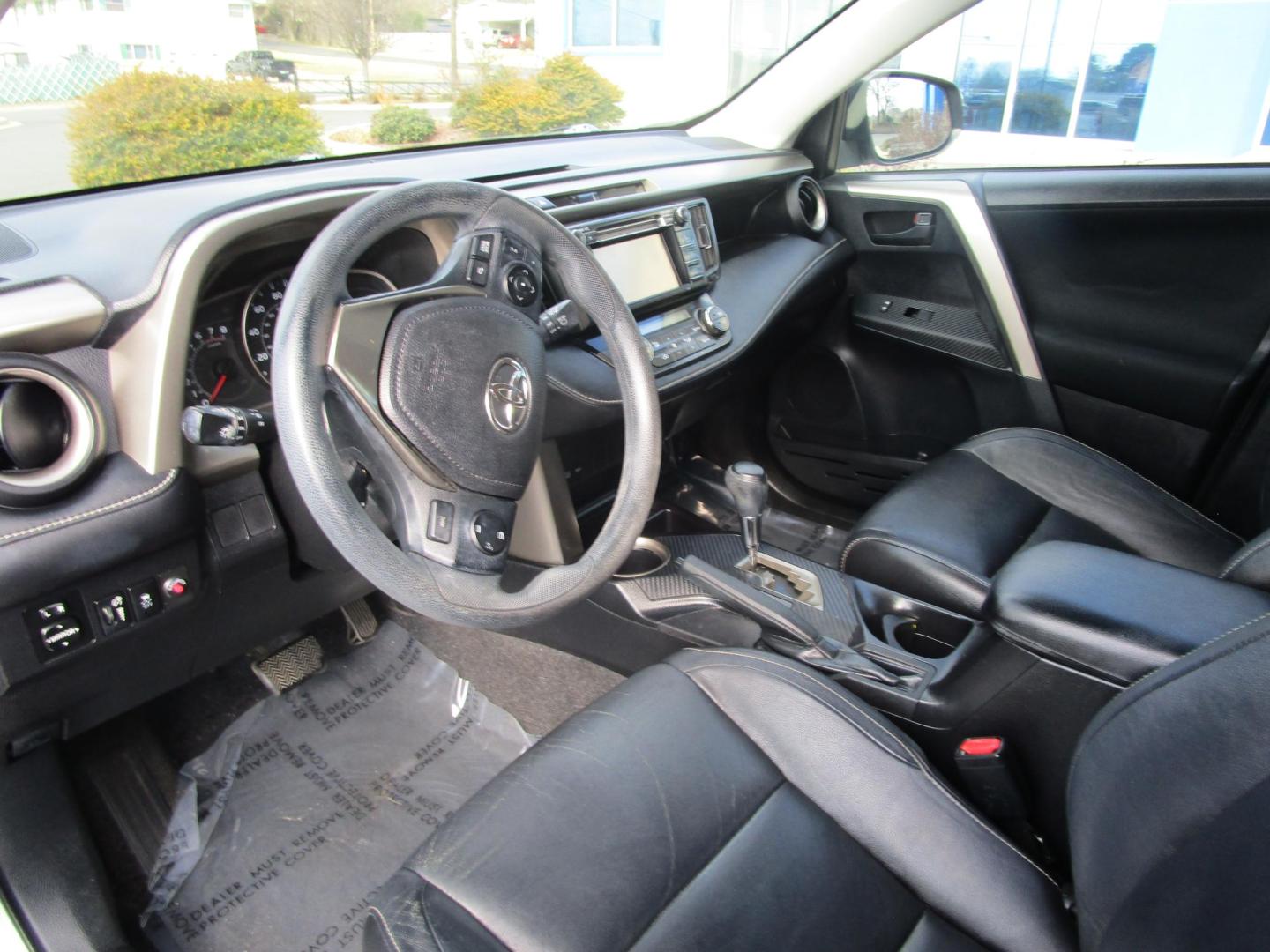 2013 SILVER /BLACK Toyota RAV4 XLE FWD (2T3WFREV9DW) with an 2.5L L4 DOHC 16V engine, 6-Speed Automatic transmission, located at 1814 Albert Pike Road, Hot Springs, AR, 71913, (501) 623-1717, 34.494228, -93.094070 - Photo#4
