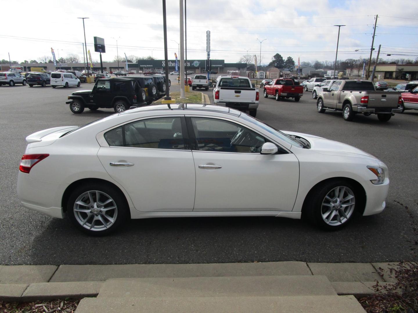 2010 WHITE /TAN Nissan Maxima S (1N4AA5AP2AC) with an 3.5L V6 DOHC 24V engine, CVT transmission, located at 1814 Albert Pike Road, Hot Springs, AR, 71913, (501) 623-1717, 34.494228, -93.094070 - Photo#2