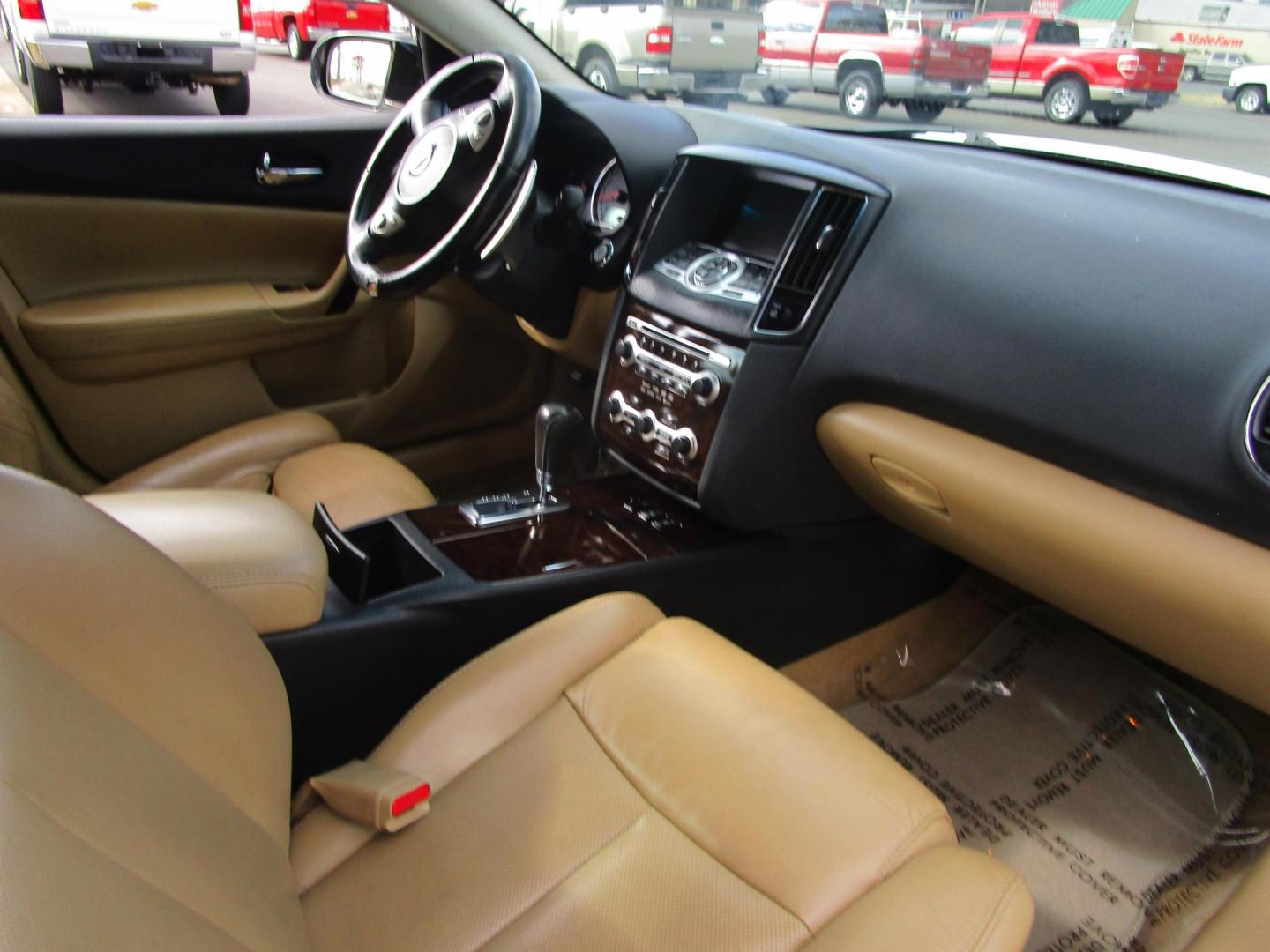 2010 WHITE /TAN Nissan Maxima S (1N4AA5AP2AC) with an 3.5L V6 DOHC 24V engine, CVT transmission, located at 1814 Albert Pike Road, Hot Springs, AR, 71913, (501) 623-1717, 34.494228, -93.094070 - Photo#5