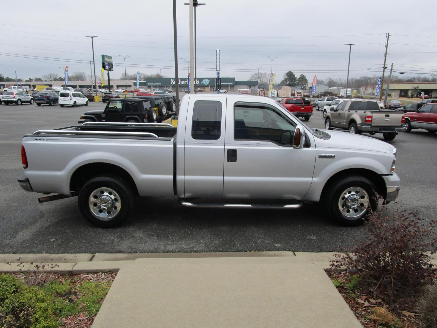 2005 SILVER Ford F-250 SD Lariat SuperCab 2WD (1FTNX20595E) with an 5.4L V8 SOHC 16V engine, located at 1814 Albert Pike Road, Hot Springs, AR, 71913, (501) 623-1717, 34.494228, -93.094070 - Photo#2