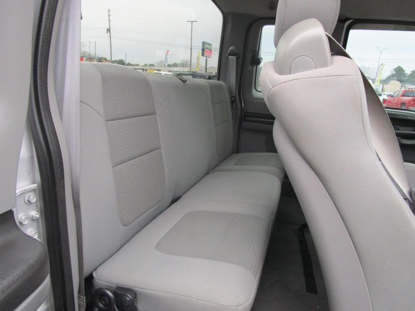 2005 SILVER Ford F-250 SD Lariat SuperCab 2WD (1FTNX20595E) with an 5.4L V8 SOHC 16V engine, located at 1814 Albert Pike Road, Hot Springs, AR, 71913, (501) 623-1717, 34.494228, -93.094070 - Photo#6