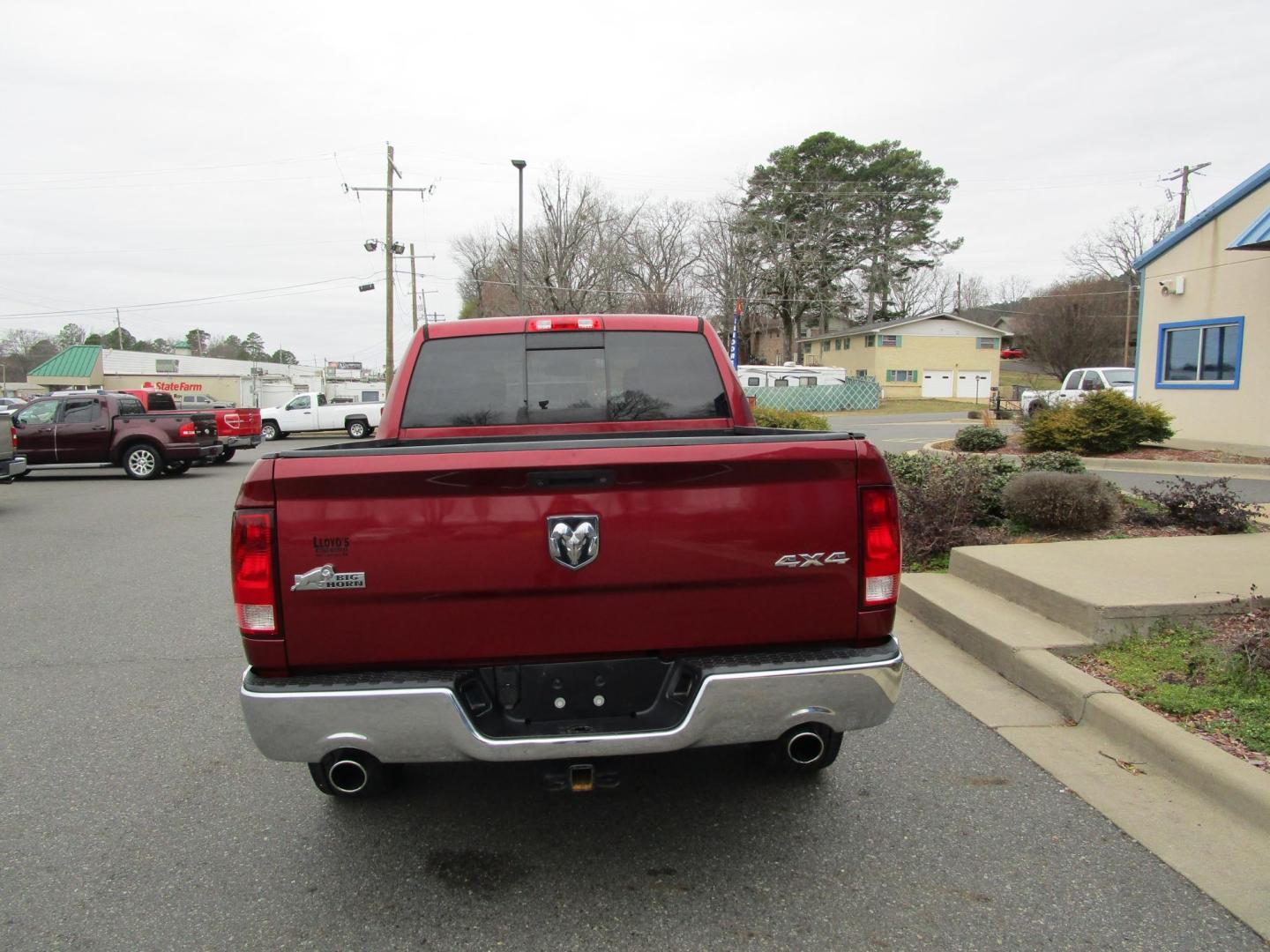 2015 RED /GREY RAM 1500 SLT Crew Cab SWB 4WD (3C6RR7LT4FG) with an 5.7L V8 OHV 16V engine, 6-Speed Automatic transmission, located at 1814 Albert Pike Road, Hot Springs, AR, 71913, (501) 623-1717, 34.494228, -93.094070 - Photo#3