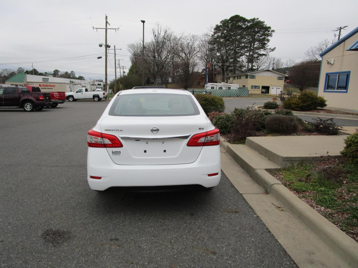 2015 WHITE /BLACK Nissan Sentra S 6MT (3N1AB7AP7FY) with an 1.8L L4 SFI DOHC 16V engine, 6-Speed Manual transmission, located at 1814 Albert Pike Road, Hot Springs, AR, 71913, (501) 623-1717, 34.494228, -93.094070 - Photo#3