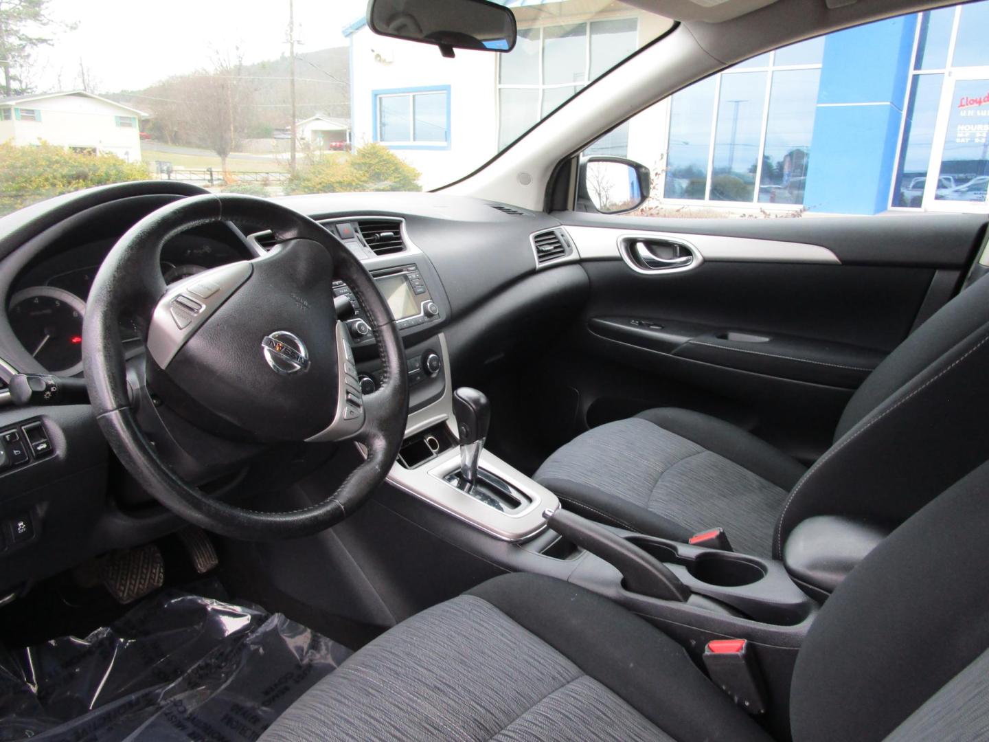 2015 WHITE /BLACK Nissan Sentra S 6MT (3N1AB7AP7FY) with an 1.8L L4 SFI DOHC 16V engine, 6-Speed Manual transmission, located at 1814 Albert Pike Road, Hot Springs, AR, 71913, (501) 623-1717, 34.494228, -93.094070 - Photo#4