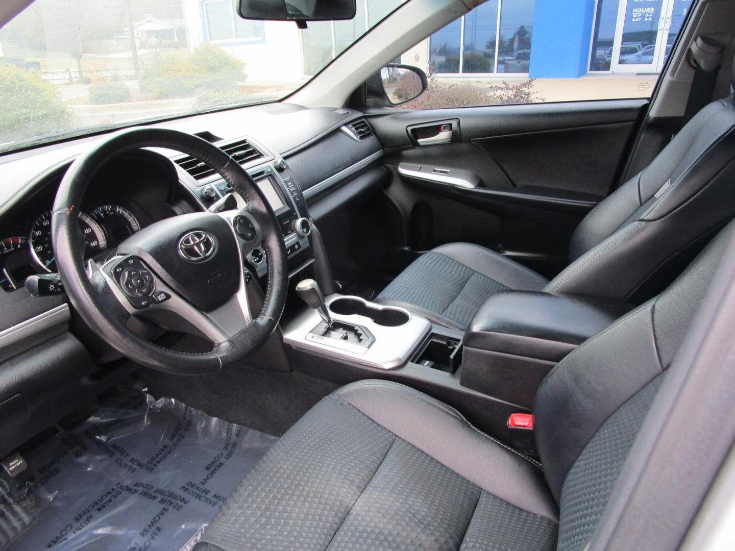 2014 SILVER /BLACK Toyota Camry SE (4T1BF1FK0EU) with an 2.5L L4 DOHC 16V engine, 6-Speed Automatic transmission, located at 1814 Albert Pike Road, Hot Springs, AR, 71913, (501) 623-1717, 34.494228, -93.094070 - Photo#4