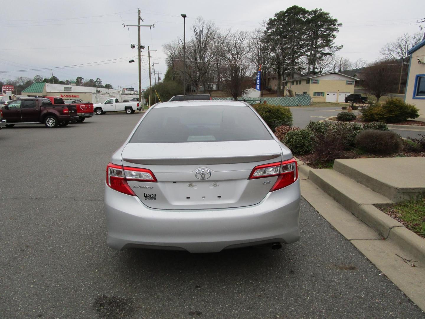 2014 SILVER /BLACK Toyota Camry SE (4T1BF1FK0EU) with an 2.5L L4 DOHC 16V engine, 6-Speed Automatic transmission, located at 1814 Albert Pike Road, Hot Springs, AR, 71913, (501) 623-1717, 34.494228, -93.094070 - Photo#3