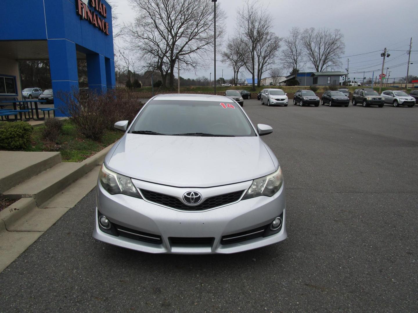 2014 SILVER /BLACK Toyota Camry SE (4T1BF1FK0EU) with an 2.5L L4 DOHC 16V engine, 6-Speed Automatic transmission, located at 1814 Albert Pike Road, Hot Springs, AR, 71913, (501) 623-1717, 34.494228, -93.094070 - Photo#1