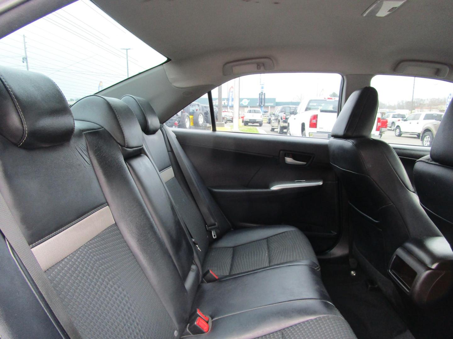 2014 SILVER /BLACK Toyota Camry SE (4T1BF1FK0EU) with an 2.5L L4 DOHC 16V engine, 6-Speed Automatic transmission, located at 1814 Albert Pike Road, Hot Springs, AR, 71913, (501) 623-1717, 34.494228, -93.094070 - Photo#6