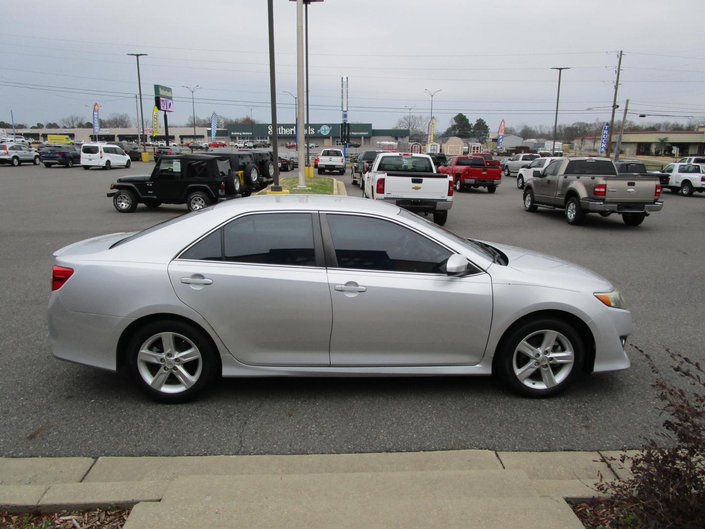 2014 SILVER /BLACK Toyota Camry SE (4T1BF1FK0EU) with an 2.5L L4 DOHC 16V engine, 6-Speed Automatic transmission, located at 1814 Albert Pike Road, Hot Springs, AR, 71913, (501) 623-1717, 34.494228, -93.094070 - Photo#2