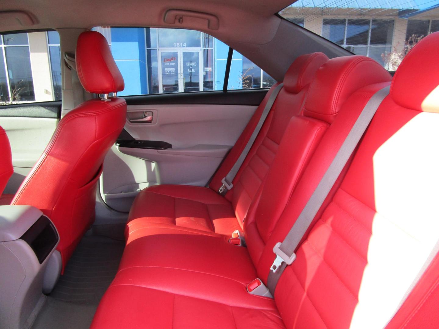 2015 WHITE /RED Toyota Camry XSE (4T4BF1FK8FR) with an 2.5L L4 DOHC 16V engine, 6-Speed Automatic transmission, located at 1814 Albert Pike Road, Hot Springs, AR, 71913, (501) 623-1717, 34.494228, -93.094070 - Photo#7