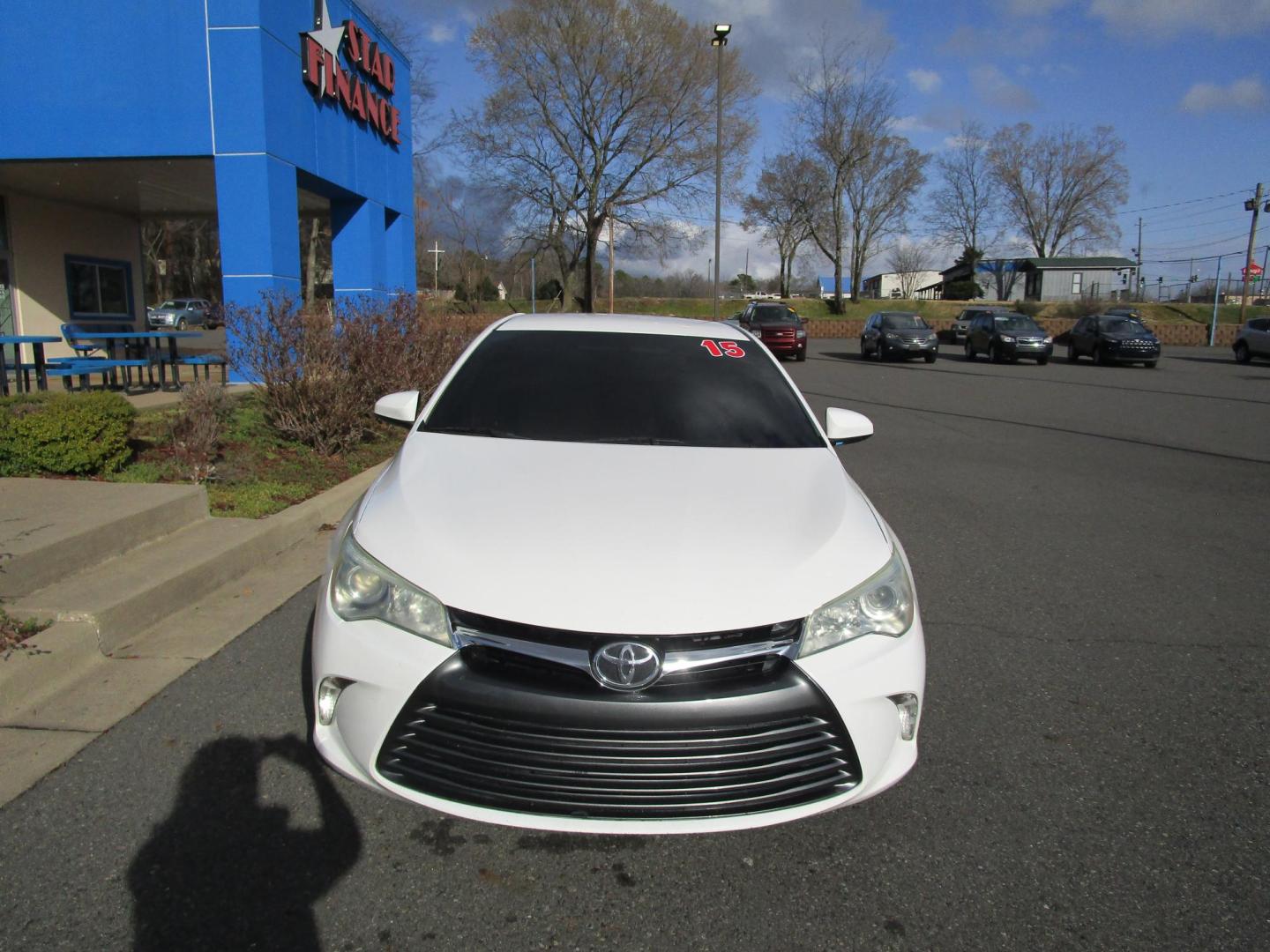 2015 WHITE /RED Toyota Camry XSE (4T4BF1FK8FR) with an 2.5L L4 DOHC 16V engine, 6-Speed Automatic transmission, located at 1814 Albert Pike Road, Hot Springs, AR, 71913, (501) 623-1717, 34.494228, -93.094070 - Photo#1