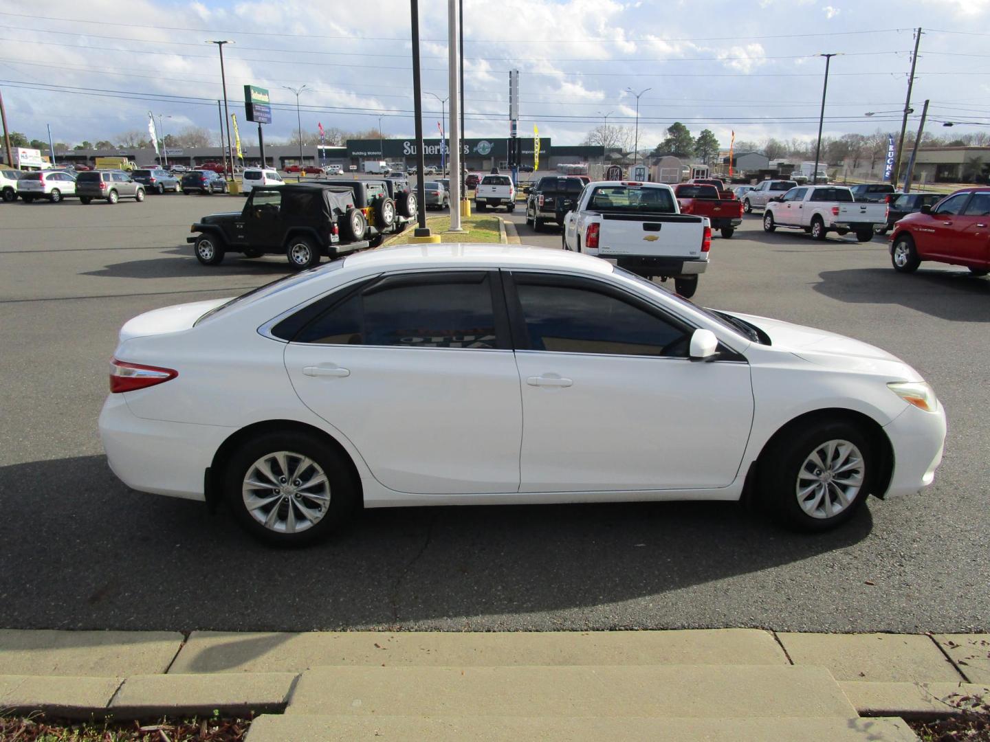 2015 WHITE /RED Toyota Camry XSE (4T4BF1FK8FR) with an 2.5L L4 DOHC 16V engine, 6-Speed Automatic transmission, located at 1814 Albert Pike Road, Hot Springs, AR, 71913, (501) 623-1717, 34.494228, -93.094070 - Photo#2