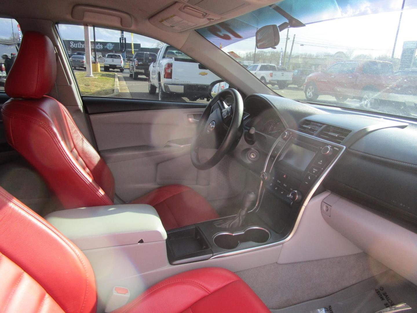 2015 WHITE /RED Toyota Camry XSE (4T4BF1FK8FR) with an 2.5L L4 DOHC 16V engine, 6-Speed Automatic transmission, located at 1814 Albert Pike Road, Hot Springs, AR, 71913, (501) 623-1717, 34.494228, -93.094070 - Photo#5