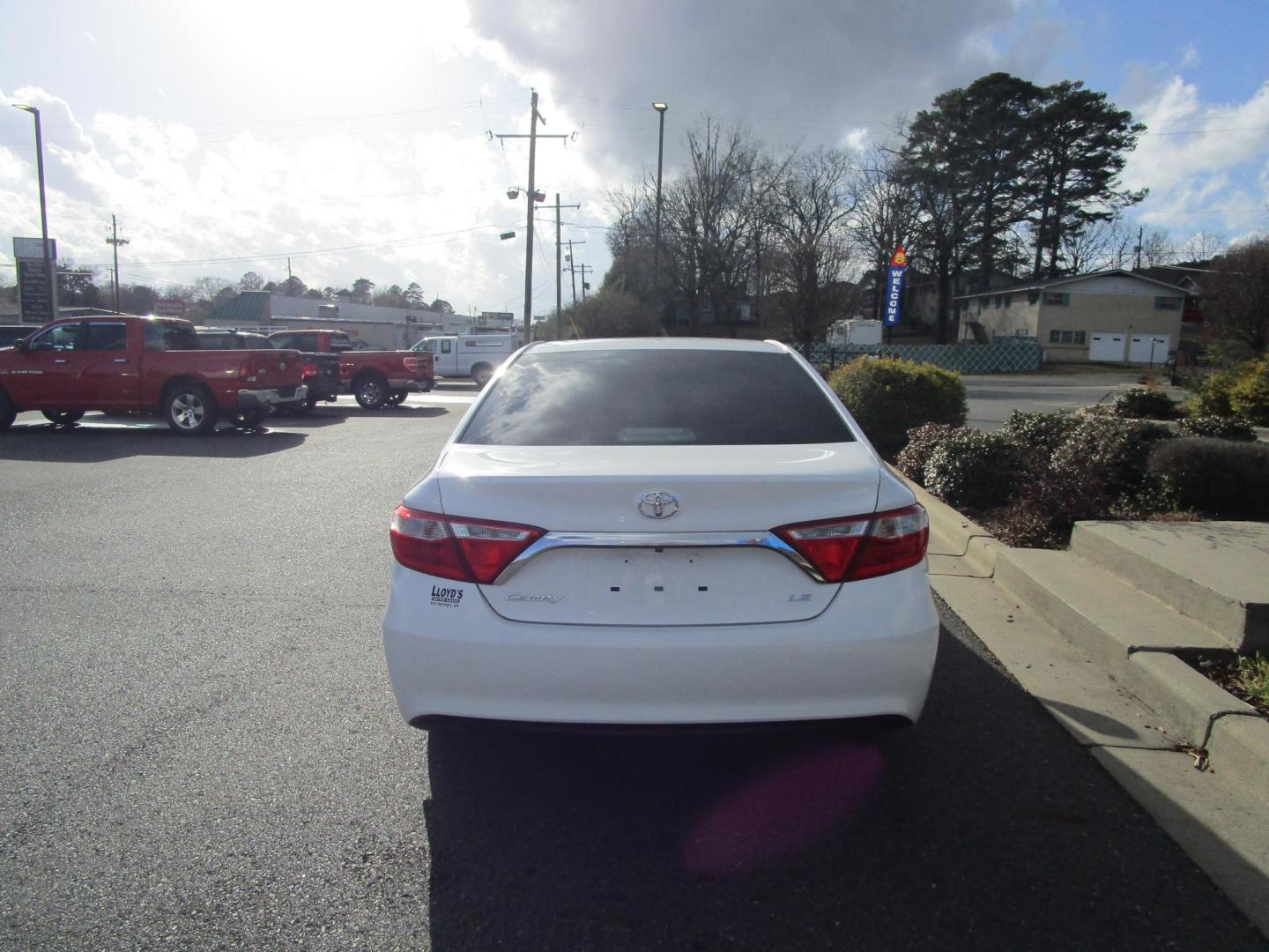 2015 WHITE /RED Toyota Camry XSE (4T4BF1FK8FR) with an 2.5L L4 DOHC 16V engine, 6-Speed Automatic transmission, located at 1814 Albert Pike Road, Hot Springs, AR, 71913, (501) 623-1717, 34.494228, -93.094070 - Photo#3