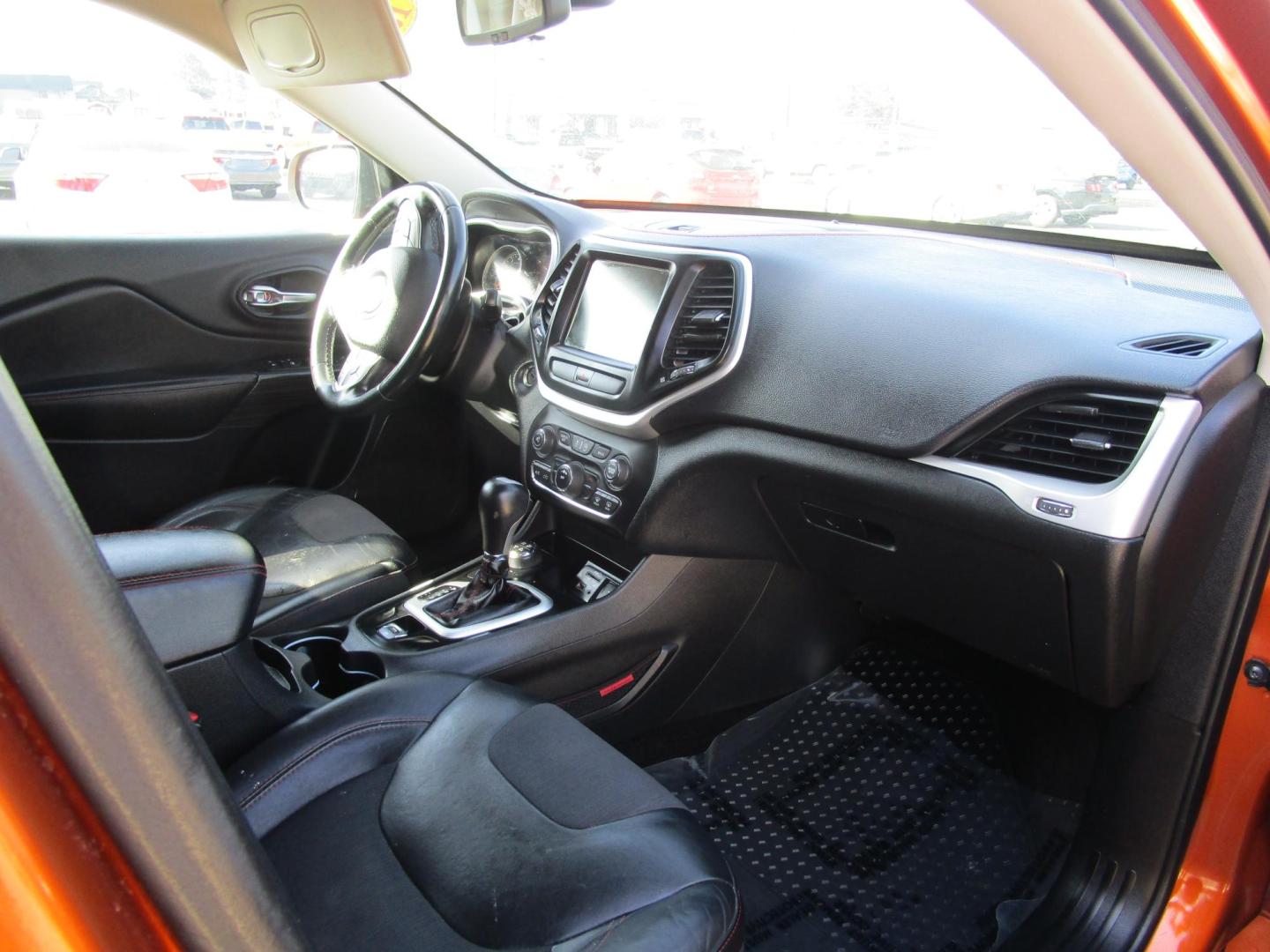 2015 Orange /BLACK Jeep Cherokee Trailhawk 4WD (1C4PJMBS9FW) with an 3.2L V6 DOHC 24V engine, 9-Speed Automatic transmission, located at 1814 Albert Pike Road, Hot Springs, AR, 71913, (501) 623-1717, 34.494228, -93.094070 - Photo#4