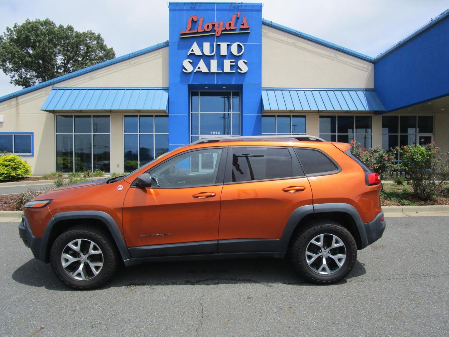 2015 Orange /BLACK Jeep Cherokee Trailhawk 4WD (1C4PJMBS9FW) with an 3.2L V6 DOHC 24V engine, 9-Speed Automatic transmission, located at 1814 Albert Pike Road, Hot Springs, AR, 71913, (501) 623-1717, 34.494228, -93.094070 - Photo#0